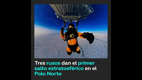 Tres ‘estratonautas’ rusos dan el primer salto estratosférico en el Polo Norte