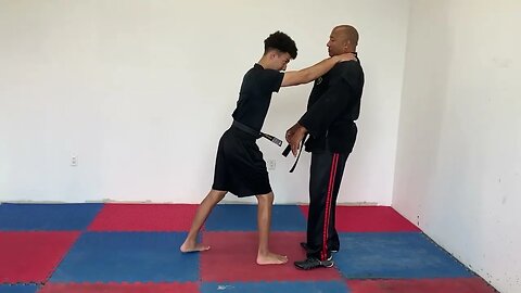 Neck Choke Defend #selfdefense #martialarts #karate #capoeira #fighting #viral #youtube