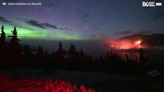 L'incontro tra un'aurora boreale e un incendio in time-lapse