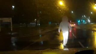 Motorista filma pessoa a se jogando em cima do seu carro parado