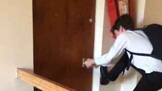 Jovem perde batalha contra uma porta