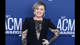 Kelly Clarkson helps rebuild Louisiana homes lost in hurricanes