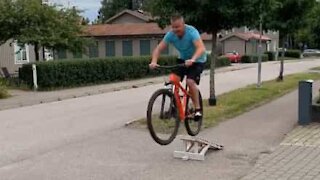 Un homme en dévoile plus que prévu lors d'un saut en vélo