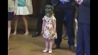 Bizarro! Menina filmada a usar máscara de Hulk em casamento
