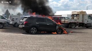 Cette voiture en panne prend feu sur un parking