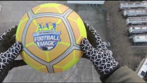 Ny verdensrekord: Fodboldspiller kontrollerer en bold der bliver kastet 41 meter oppe i luften
