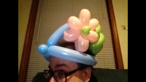 Basic balloon hat with flower
