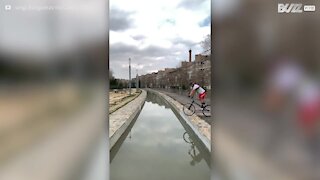 Ce cycliste défie la gravité et saute par-dessus un canal