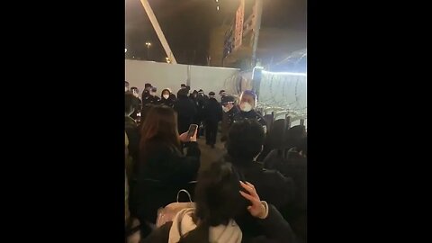 🇨🇳 Students demonstrate at Guangzhou airport in China against mandatory quarantine