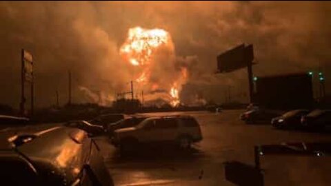 Bilder av kraftig brann etter eksplosjon i amerikans raffineri