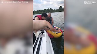 35 ans de mariage célébrés sur un bateau gonflable!