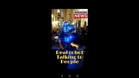 real robot talking to people in souk wakif ,doha