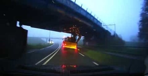 Traktor i våldsam olycka under bro