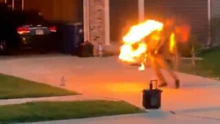 Jovem cuspidor de fogo dá espectáculo para os vizinhos