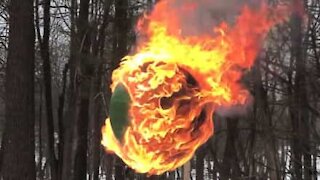 Se denne bold lavet af 42.000 tændstikker der går op i flammer!