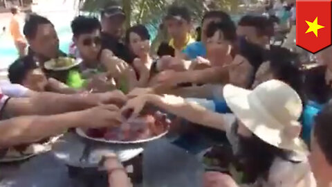 Chinese tourists clear out fruit plate at Vietnam hotel in seconds - TomoNews