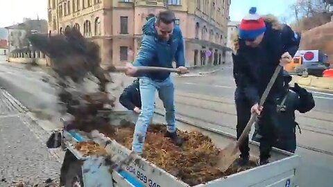 Jakub Netík a Aleš Svoboda vykydali před Úřadem vlády hnůj na protest proti Fialově politice!