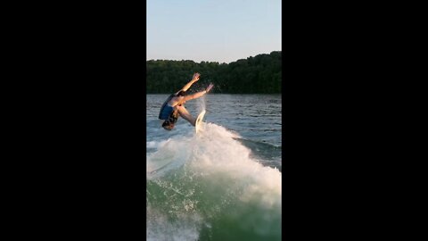 Thomas Wakesurfing the 2022 Supra SL 550 on the Vibes Diamond