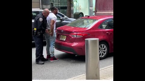 #NewYork Man shoves NYPD officer, flees on foot after being stopped at gunpoint in Manhattan: