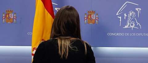 La separatista Miriam Nogueras Camero aparta la bandera de España en el Congreso de los Diputados