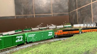 N Scale BNSF local rolling through