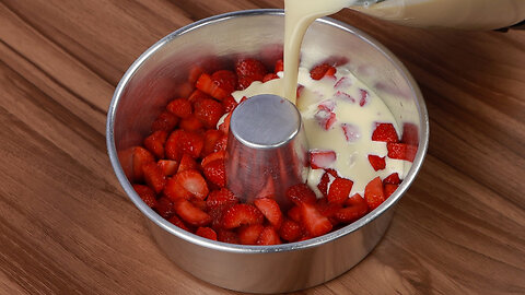 Postre helado cremoso de leche de nido y fresa