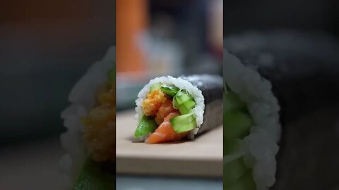 Um Futomaki com salmão e ervas regado ao shoyu é tudo o que você precisa hoje🍣