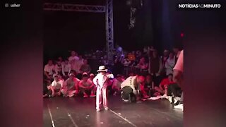 Criança arrasa em dança 'do robô'