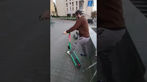 Wounded Foreign Fighter Rides E-Scooter With One Leg In #Kyiv
