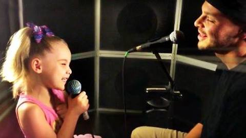 Daddy & daughter perform heart-melting duet