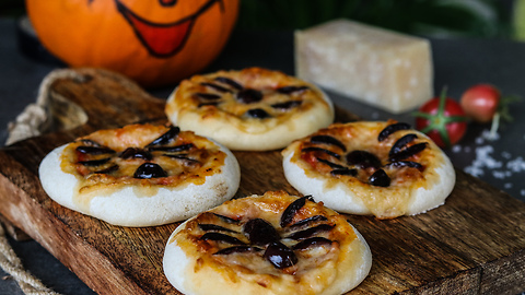 Halloween-Themed Mini Pizzas Are Great For Children’s Halloween Party