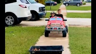 Menino de 3 anos realiza treino de bombeiros