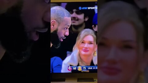 LeBron James se vuelve viral después de tener una mirada coqueta con una mujer rubia.