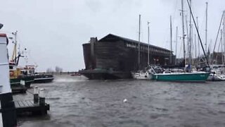 Starka vindar puttar in flytande museum i förankrade båtar