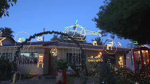 SOUTH AFRICA - Cape Town - Gerry Smeda adorns home for Christmas to raise funds for the sick (Video) (RrE)