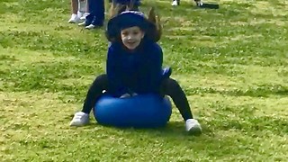 Little girl hilariously fails at bouncy ball race