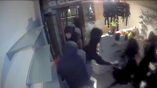 Mob of People Loot A Clothing Store in Oakland
