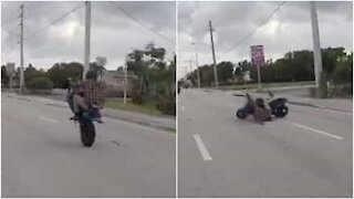Attenzione: in moto è meglio non impennare!