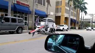 Helikopter foretar en nødlanding midt i en gate i Florida