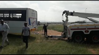 SOUTH AFRICA - Johannesburg - Bus Accident N12 - Video (G4N)