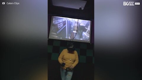 La réalité virtuelle donne a frousse à cette jeune femme