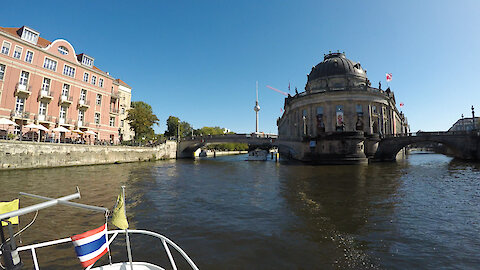 Time lapse captures boat bridge trip in Berlin