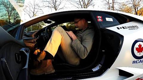 6'9'' man struggles to fit inside Lamborghini