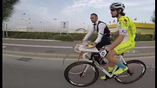 Meals on wheels: Cyclist eats lunch while pedalling