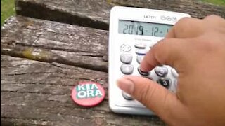 Homem transforma calculadora em instrumento musical