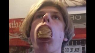 Rapaz possui talento bizarro: virar 10 crackers na boca