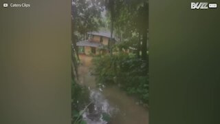 Casa collassa a causa delle forti inondazioni