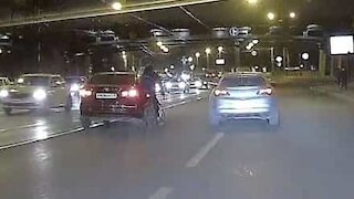 Ciclista é derrubado no trânsito!