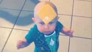 Un bébé paralysé par une tranche de fromage sur son front