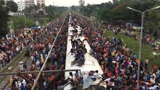 Não é fácil embarcar em um trem em Bangladesh